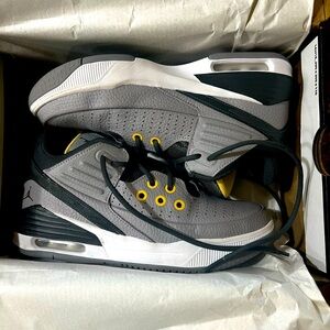 Big boys Jordan Aura 5 basketball shoes